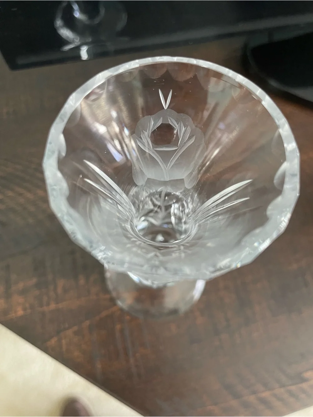 Crystal bud vase with etched rose design - Picture 5 of 8